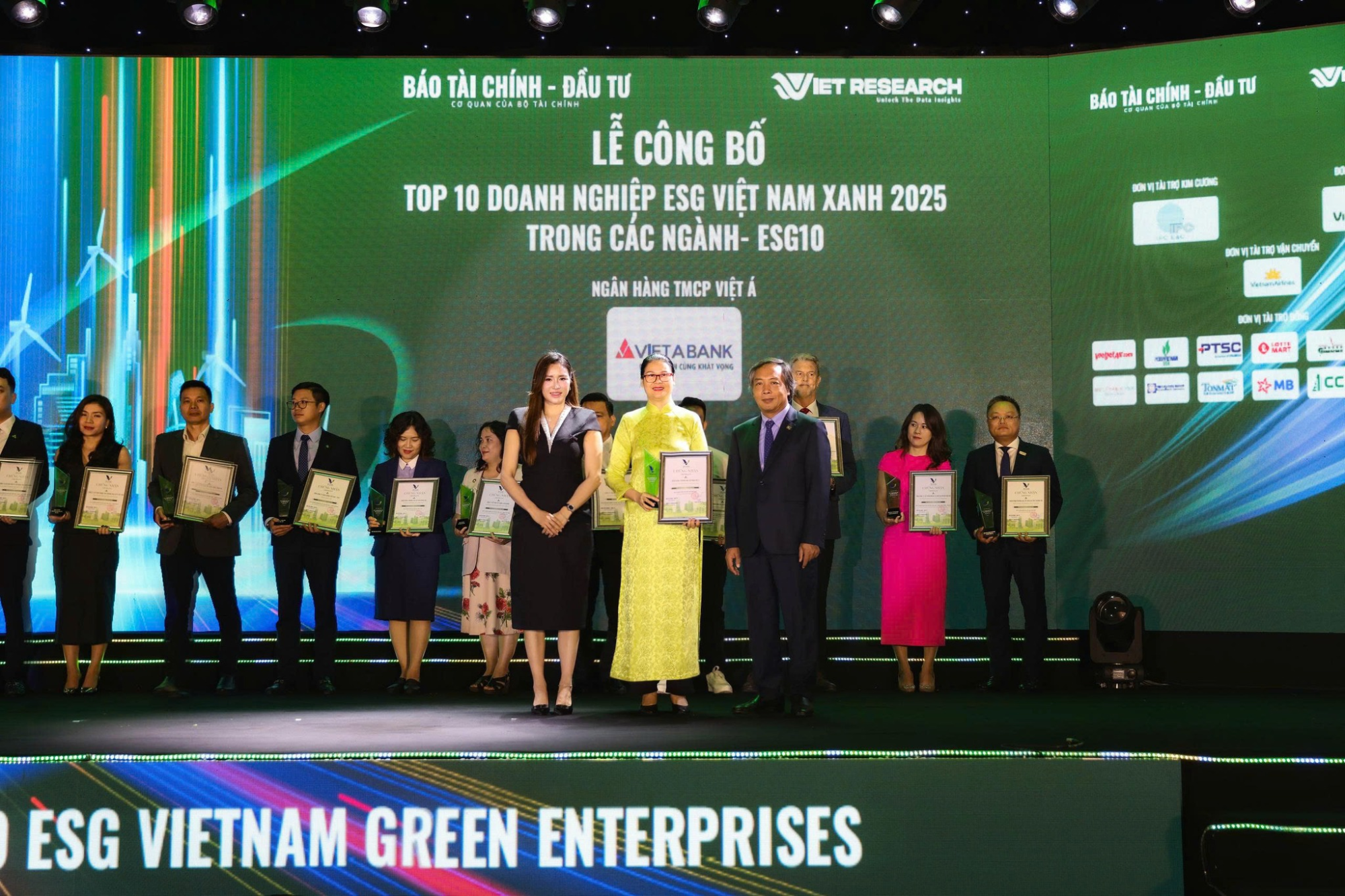 VIETABANK ĐƯỢC VINH DANH TOP 10 NGÂN HÀNG ESG VIỆT NAM XANH 2025 